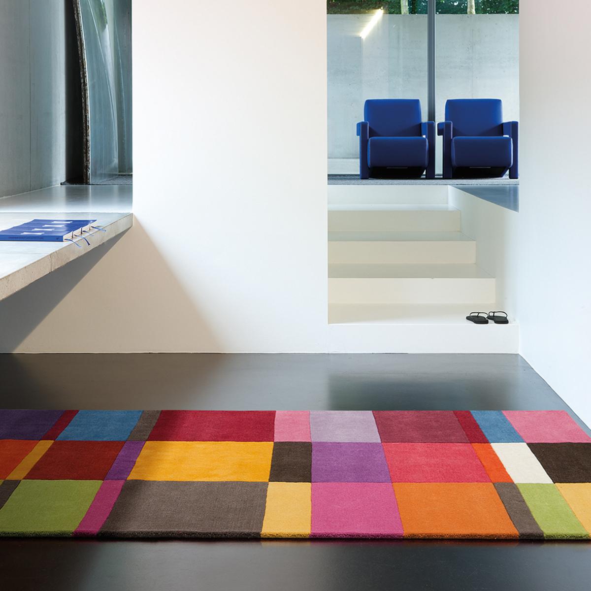 Tapis salon et chambre fait main en laine motif géométrique LOVE 4 — vue 3