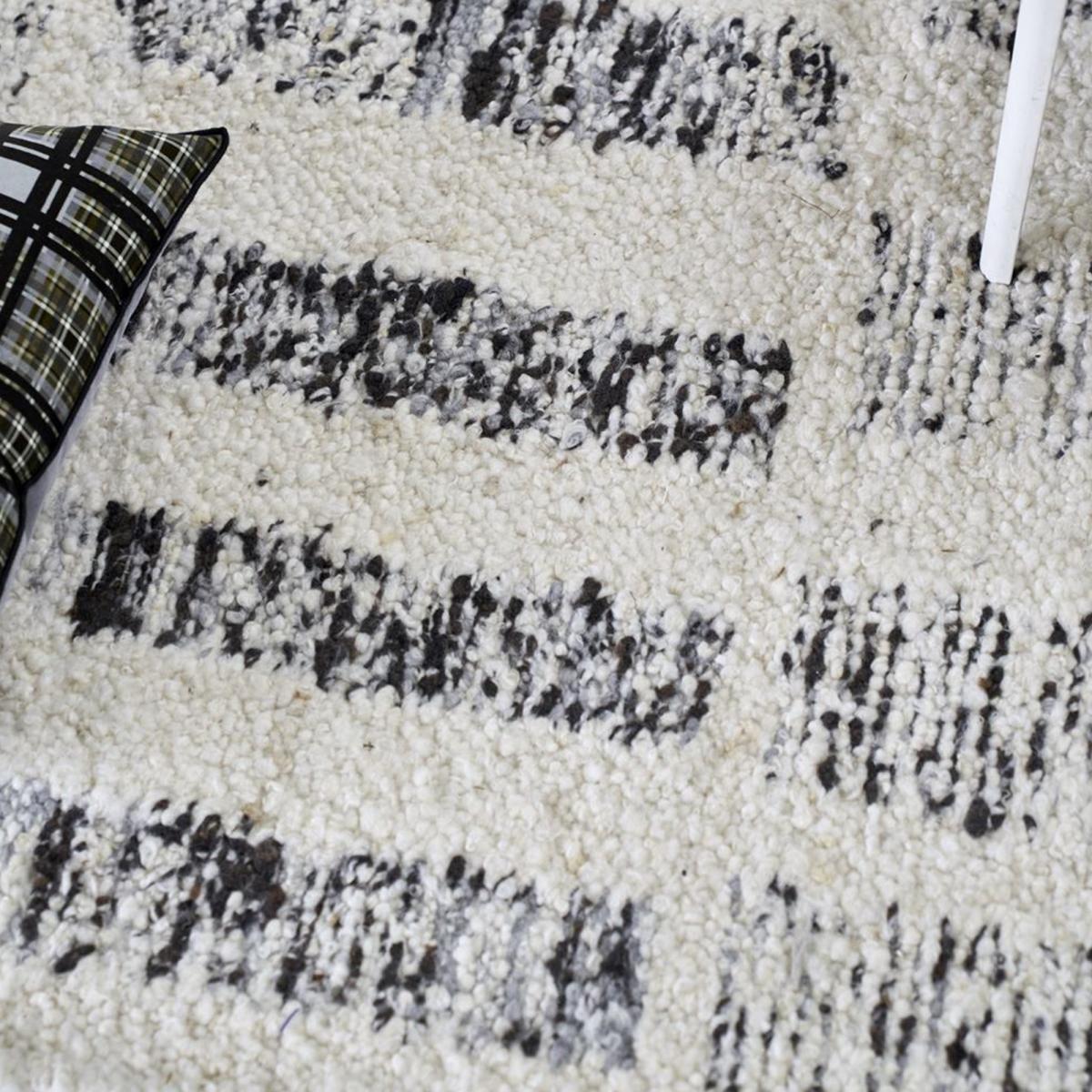 Tapis salon et chambre fait main en laine motif géométrique CORMO — vue 6