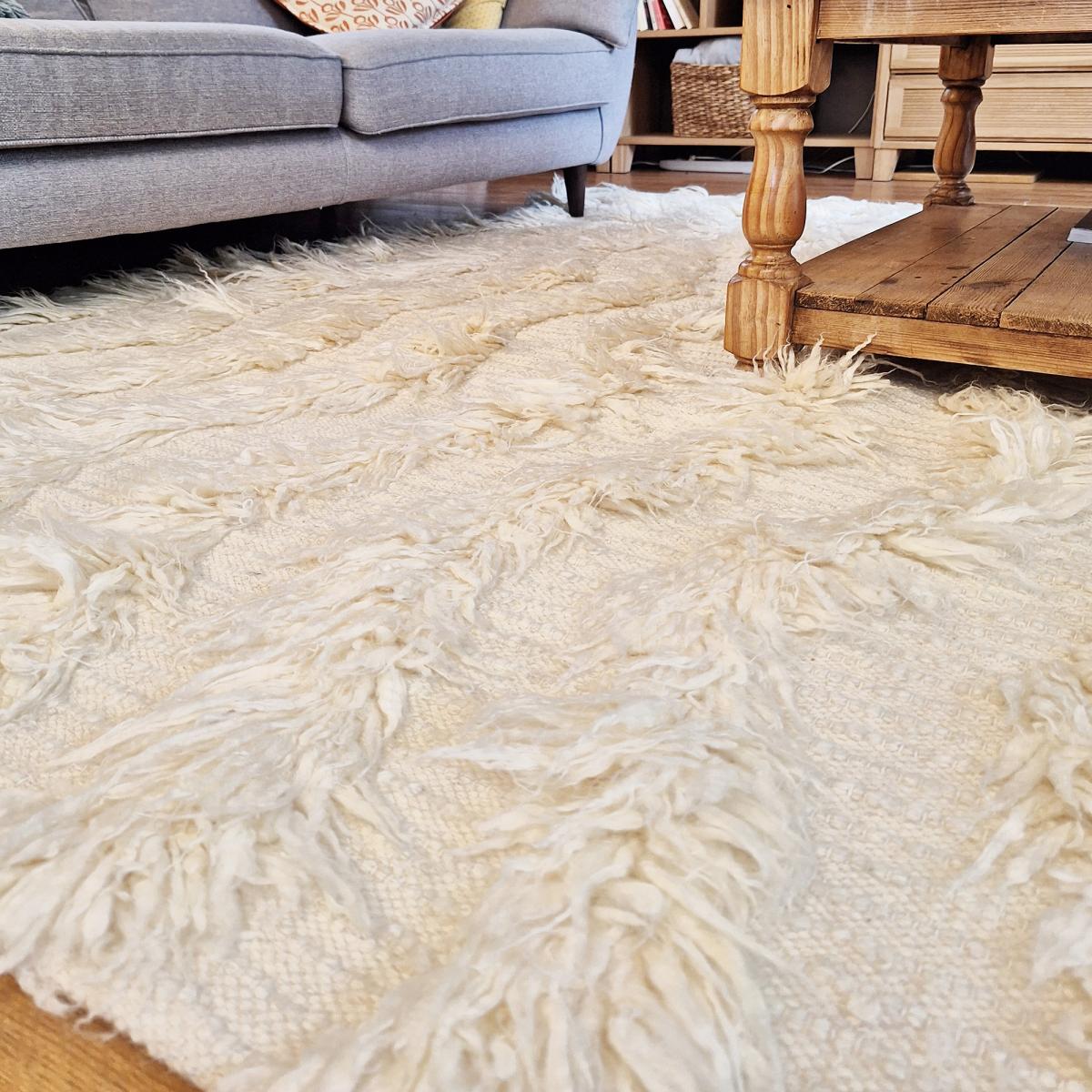 Tapis shaggy fait main en laine motif uni FLOKATA — vue 3