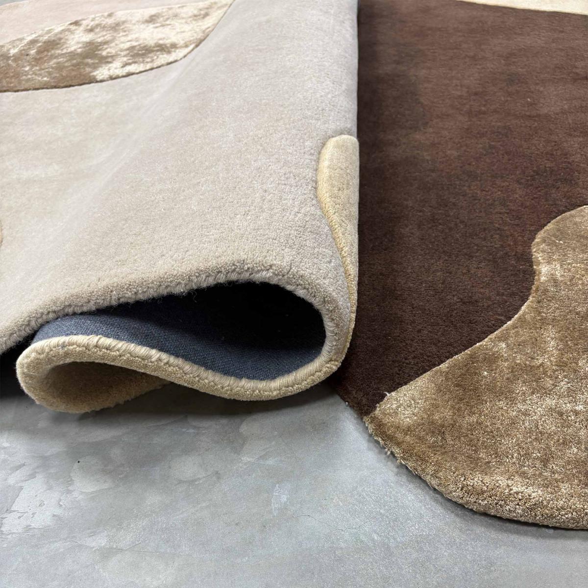Tapis salon LONMA forme orgnanique, motif abstrait en laine et viscose — vue 4