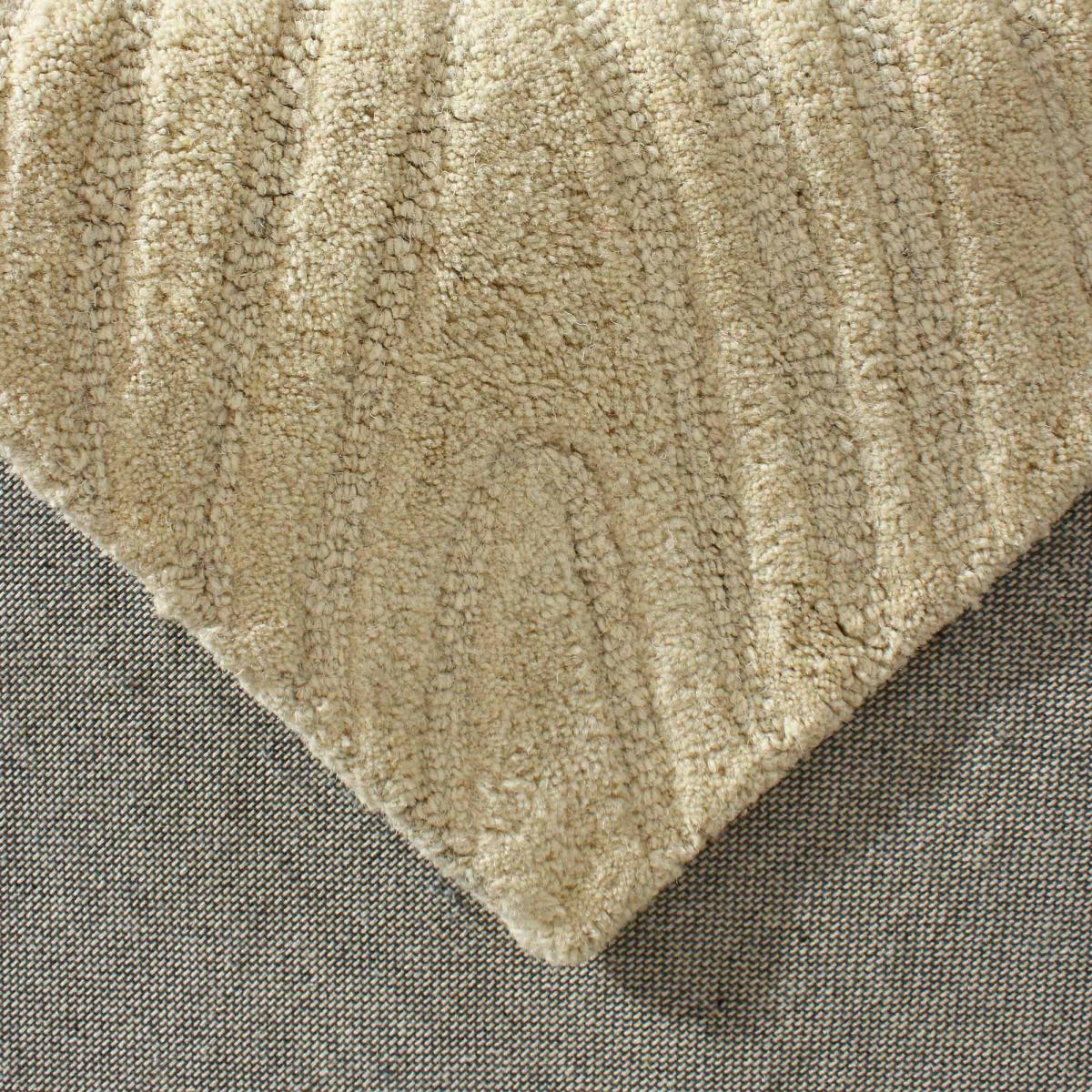 Tapis salon VYTA fait à la main en Laine, motif design ton sur ton — vue 4