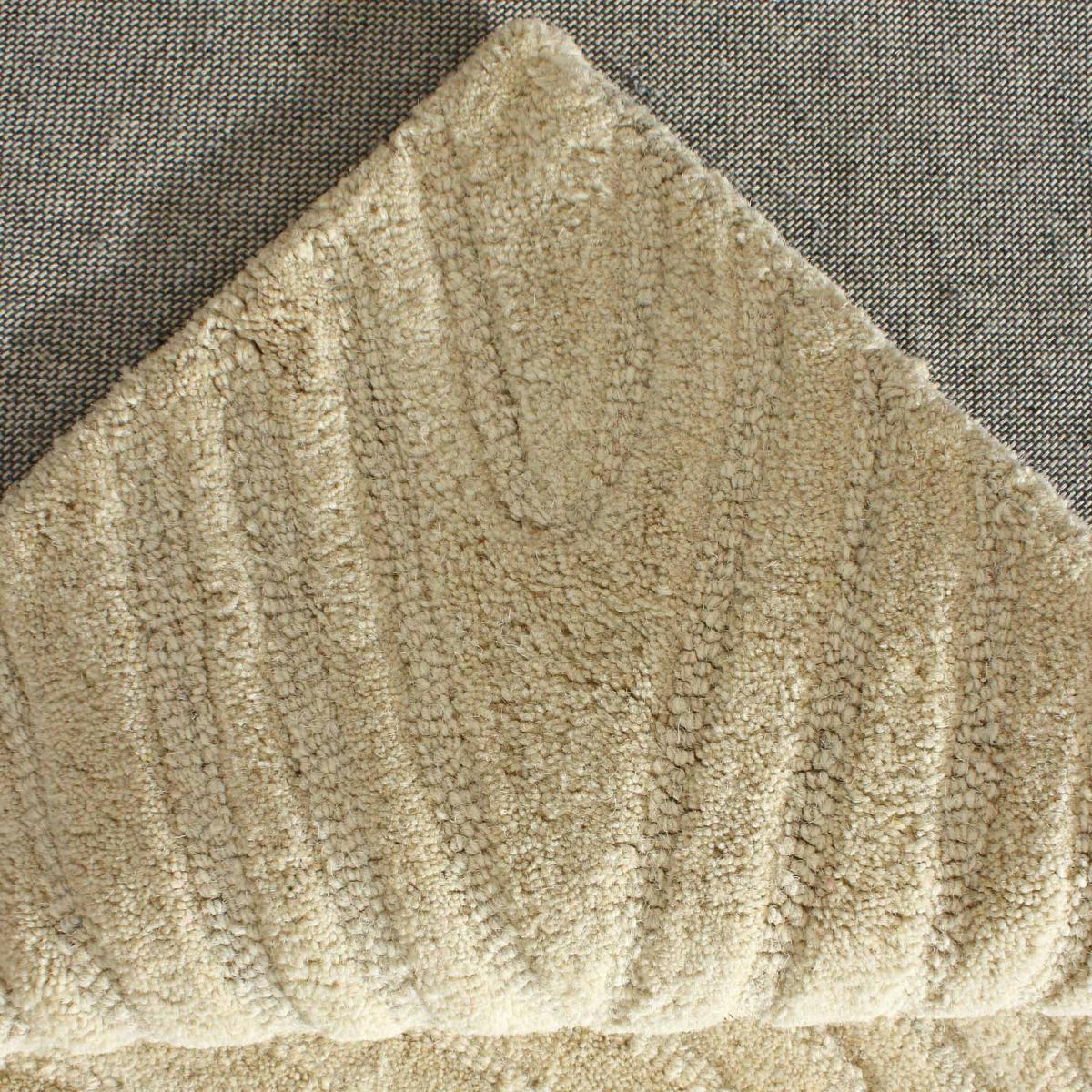 Tapis salon VYTA fait à la main en Laine, motif design ton sur ton — vue 5